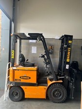 SAMUK HE15 4 Wheel Counterbalance 3000mm Battery Powered Forklift Truck Mains Pl