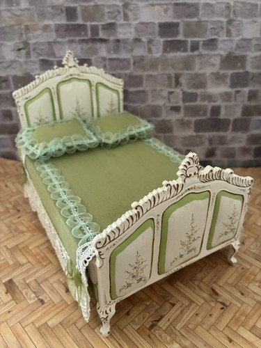 Dolls house scale - dolls,