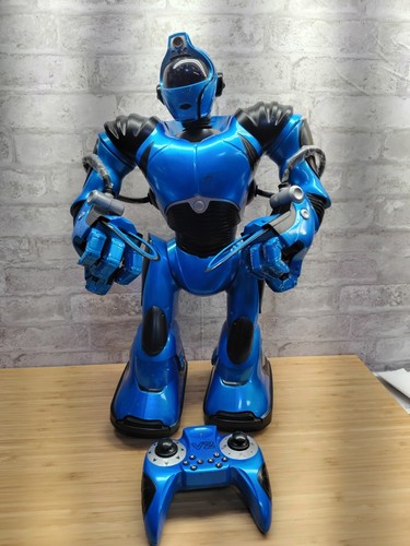 Htf wowwee robosapien blue - robosapien, v2