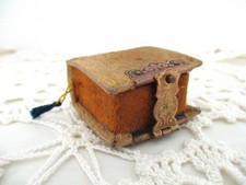 Antique, VELVET CASED THIMBLE