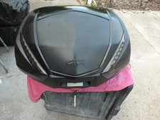 Givi V47 top box in black with black alloy plate comes with 2 keys
