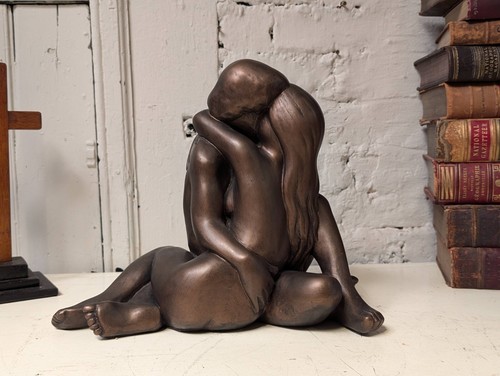 Entwined lovers statue - lovers,