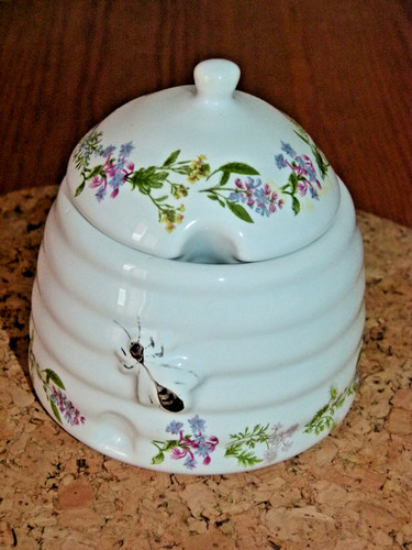 Beehive style honey pot white