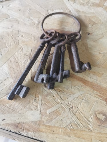 Bunch old lock keys - bunch,