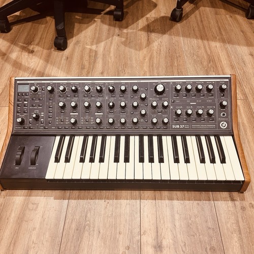 Moog sub synthesiser - moog, 37