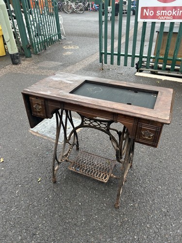 Pretty sowing machine table - pretty,