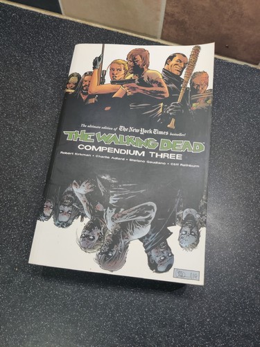 Walking dead compendium volume - walking,