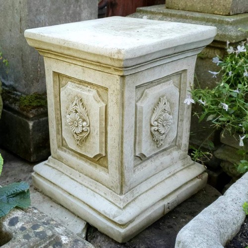 Cartouche plinth large - plinth',