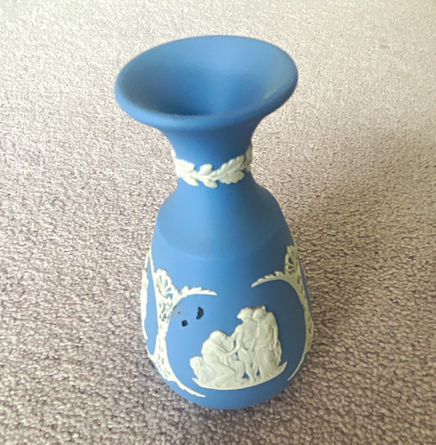 Wedgwood blue white - &,