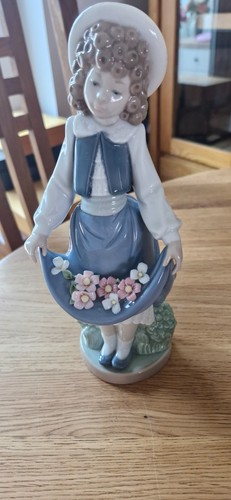 Porcelain figure nao - figure,