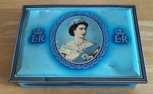 Vintage ii coronation tin - q.e.,