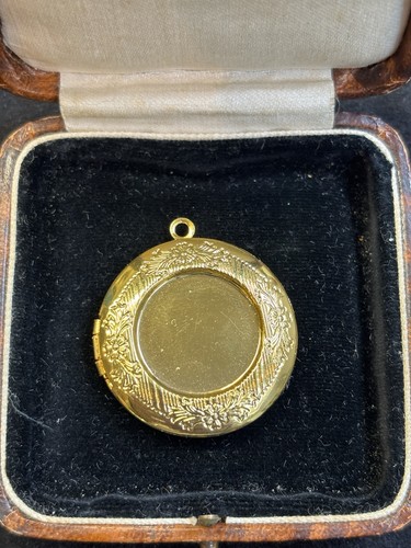 Gold tone round - tone,