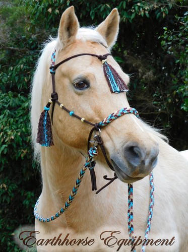 Tasselled simple chinstrap - simple,