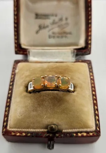 9ct yellow gold ring - with, opal