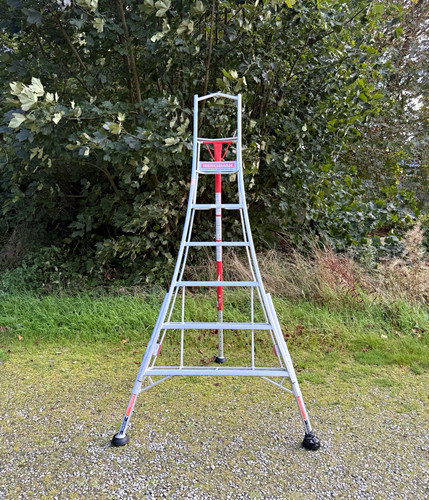Henchman adjustable tripod - adjustable,
