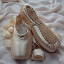 Pointe Shoes Bloch Classical Ballet Pink Satin Pointe Shoes with Ribbon Ties