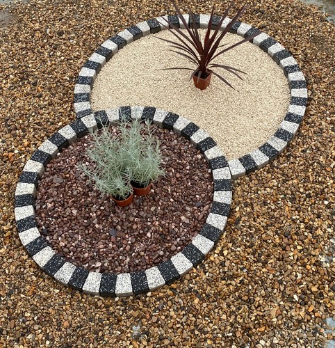 Granite circles garden - ,