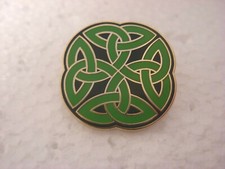 Celtic Knot pin badge. Green
