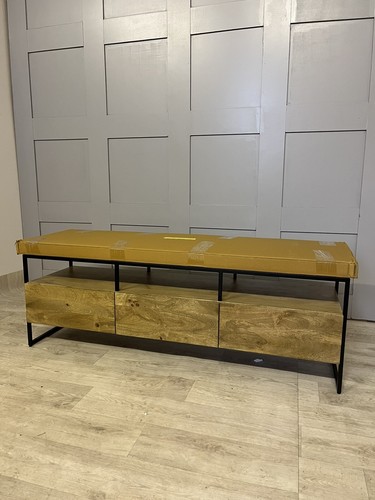 Made com kilby - wide, stand