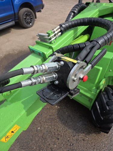 Avant loader 528 - hours,