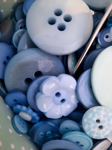 50g bag mixed blue - 50g, buttons