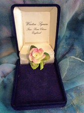 VTG WINTON SQUARE FINE BONE CHINA BROOCH DOG ROSE ORIG.BOX 💕 Valentine💕 #100#