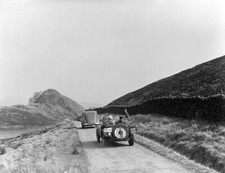 A Dellow trails a Jowett