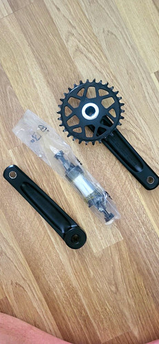 Black aluminium crankset - crankset, w/