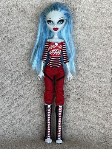 Monster high doll first - monster,