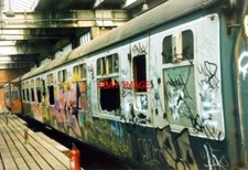 PHOTO  1990 MK1 TSO (TOURIST SECOND OPEN) STORED INSIDE AN OLD LOCOMOTIVE SHED A