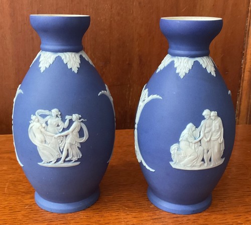 Pair antique wegwood - pair, dark