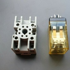 2 IDEC RR2P-U 24VDC RELAYS W/ IDEC SR2P-05C / SR2P-05 SOCKETS (IN7S3B2)