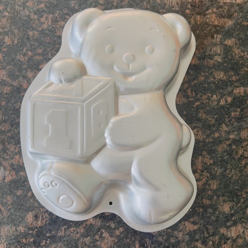 Wilton teddy bear building