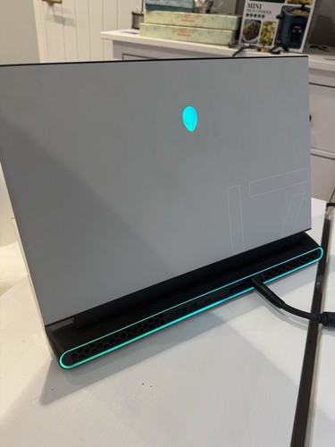 Alienware m17 - , –
