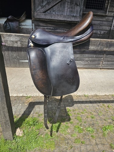 Prestige dressage saddle - 17.5,