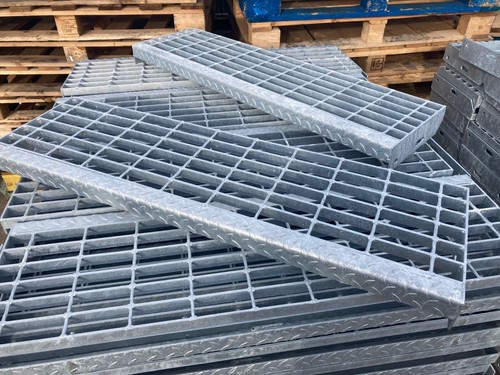 Steel mesh stair tread - steel,