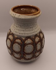 BAY WEST GERMAN VASE. CREAM WITH OXIDE SPARKLES. AMBER GLAZE INSIDE. 17CM HIGH