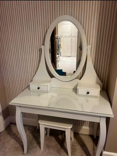 White dressing table with - dressing,