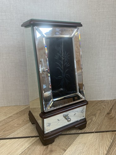 Venetian mirrored glass - mirrored,