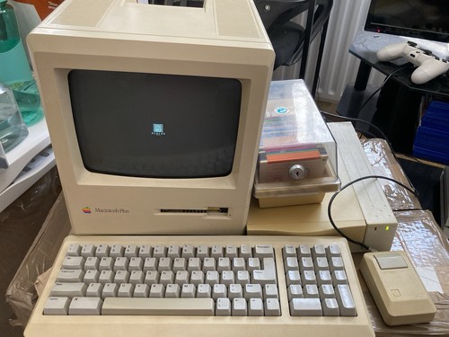 Vintage apple macintosh - apple, plus