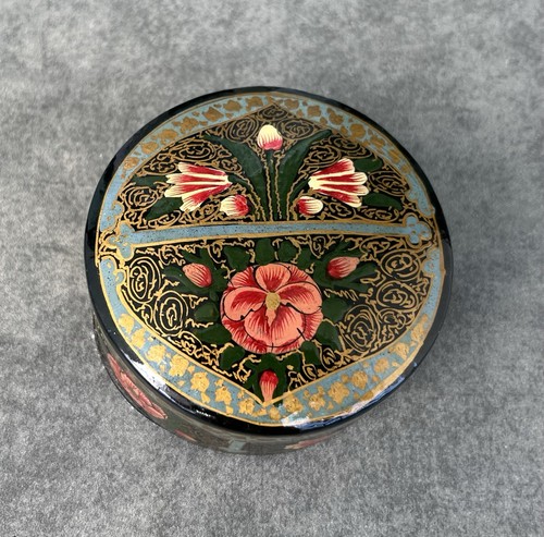Lovely round lacquer trinket - lovely,