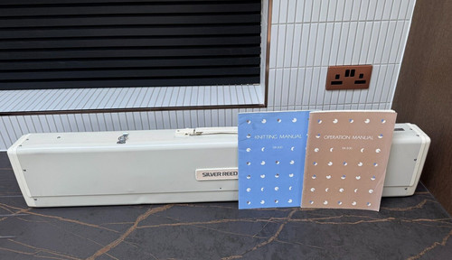 Silver reed knitting machine - knitting,