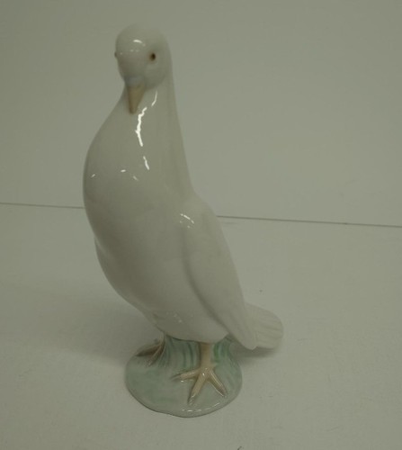 Nao lladro white - by,