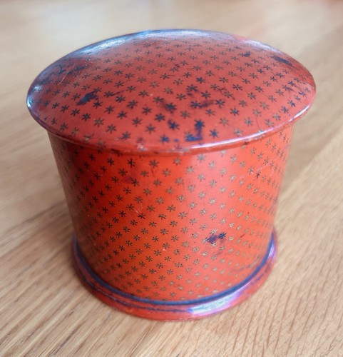 Antique lacquer red - antique, gold