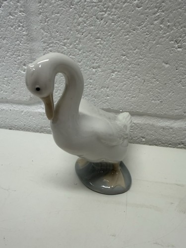 Nao lladro little goose - by,