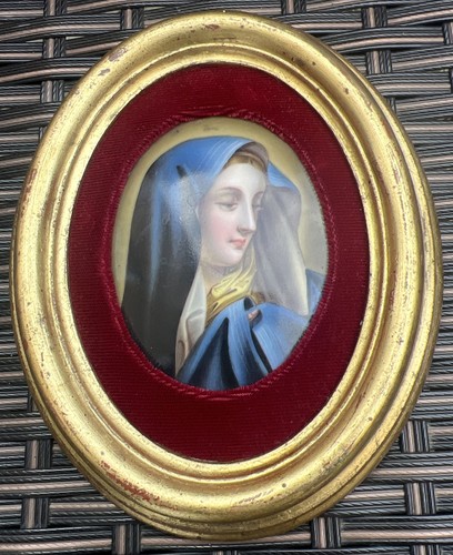 Oval porcelain plaque depicts