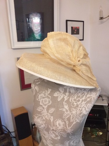 Straw coloured hat cappelli - coloured,