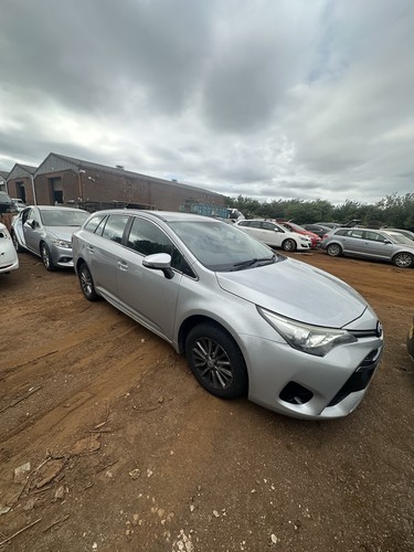 Toyota avensis front headlight - toyota,
