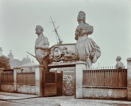 Huge figureheads castle - at, castle's