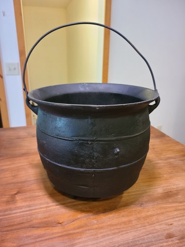 Cast iron bean pot - cast,